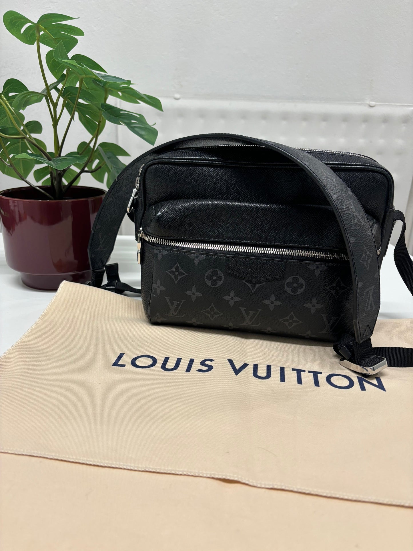 LOUIS VUITTON OUTDOOR MESSENGER