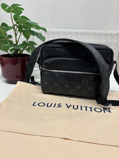 LOUIS VUITTON OUTDOOR MESSENGER