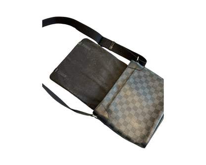 LOUIS VUITTON MESSENGER